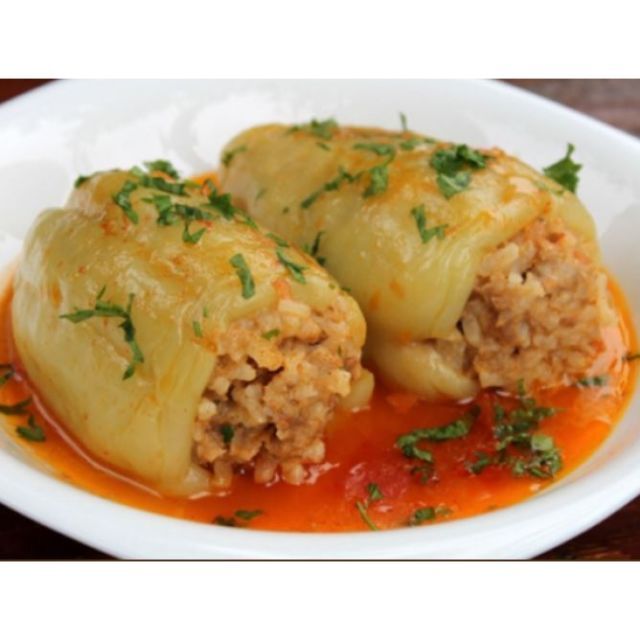 Ardei umpluti orez/ciuperci cu sos tomat si salata de varza