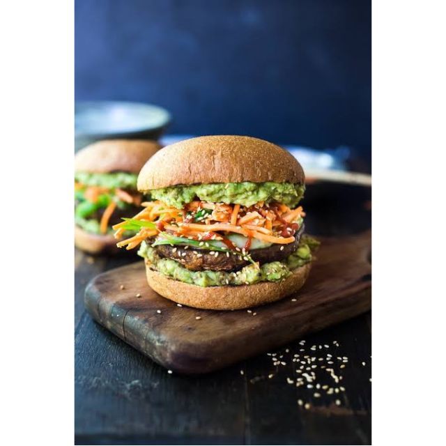 Burger vegan (Portobello) cu cartofi dulci la cuptor