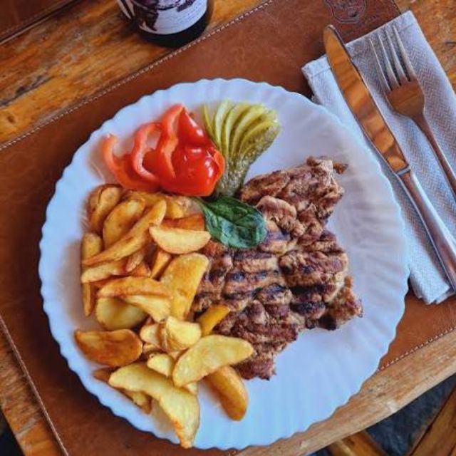 Ceafa de porc la gratar cu cartofi wedges si muraturi