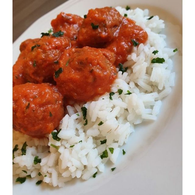 Chiftelute marinate de vita cu orez si salata de varza
