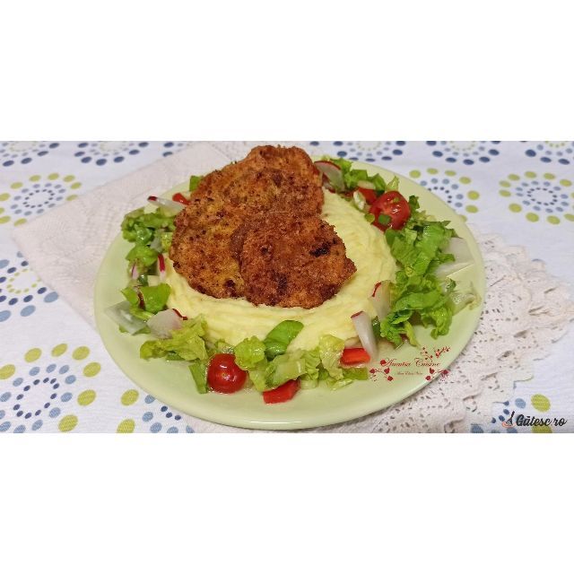 Dovlecei/vinete pane de post cu piure si salata