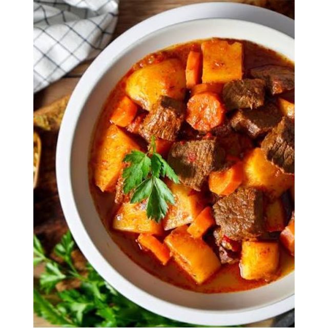 Gulas traditional de vita cu cartofi naturi cu unt