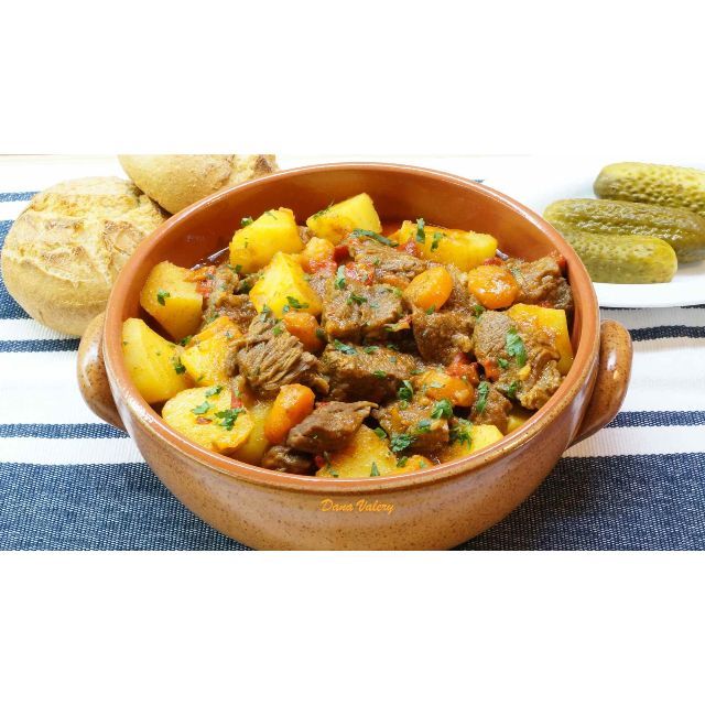 Mancare de cartofi cu carne de vita si muraturi