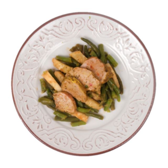 Muschiulet de porc in bacon cu fasole verde si salata