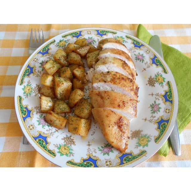 Piept pui la gratar cu cartofi la cuptor si salata de varza