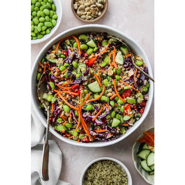 Quinoa bowl cu avocado, edamame ?i dressing tahini