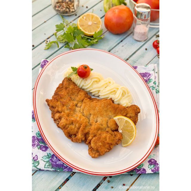 Snitel vienez din muschiulet cu piure si salata verde