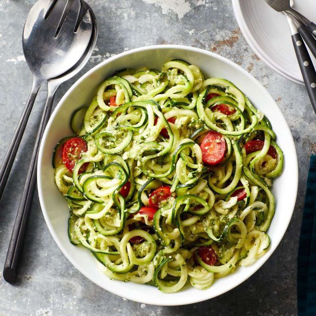 Zoodles cu sos pesto vegan si paste integrale